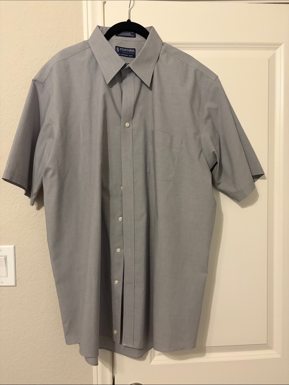 Stafford Short-Sleeve Dress Shirt in Light Gray